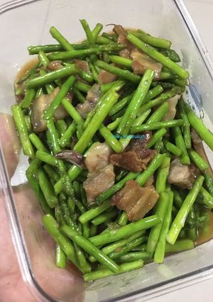 รูปของ “ผัดหน่อไม้ฝรั่งใส่หมูสามชั้น”