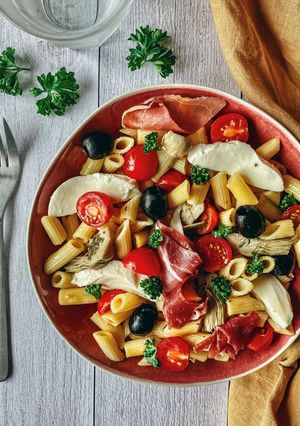 Une photo de Salade Artichaut Tomate Jambon Mozza