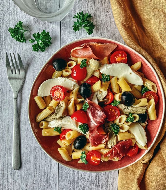 Une photo de Salade Artichaut Tomate Jambon Mozza