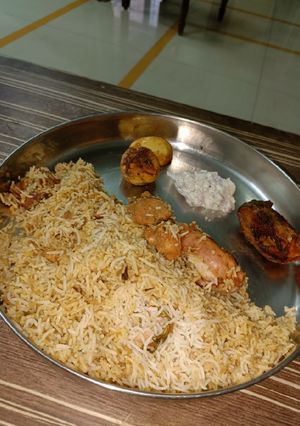 A picture of Hyderabadi chicken dum biryani.