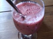 Una foto de licuado frutilla