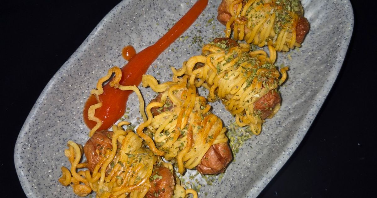 Mie gulung sosis tanpa telur dengan parsley bubuk sederhana sat set cemilan anak
