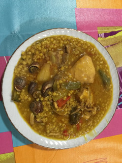 Una foto de Trigo con costillejas, pollo y caracoles