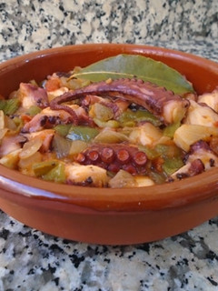 Una foto de Pulpo guisado con vino blanco
