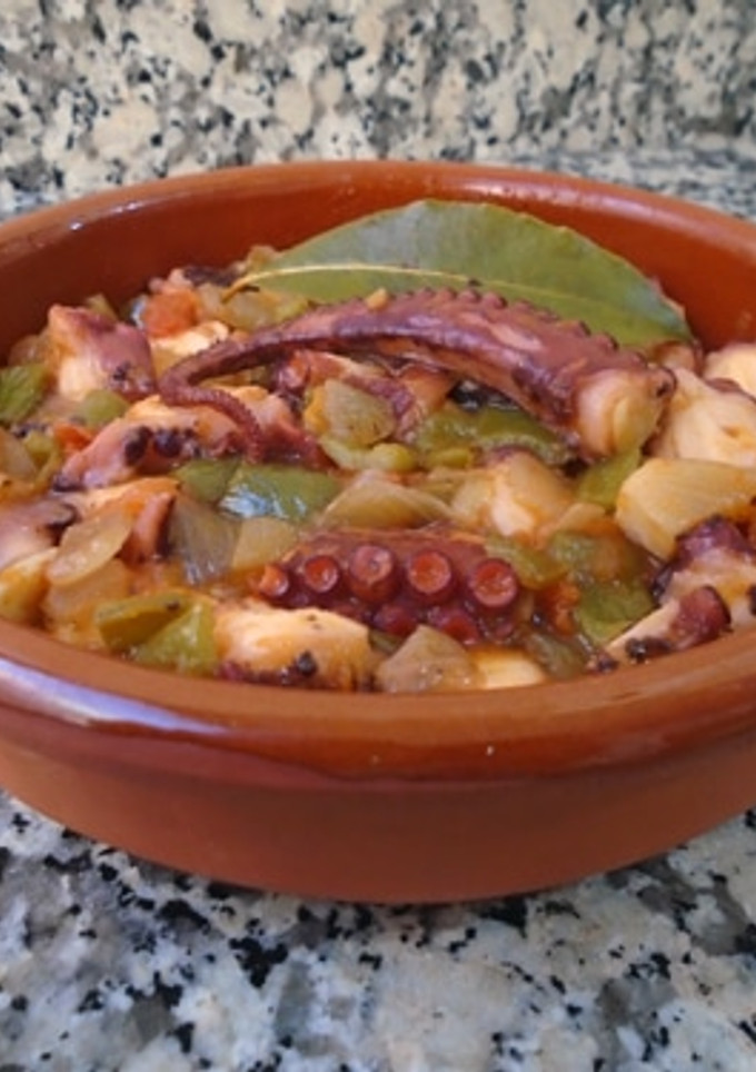 Una foto de Pulpo guisado con vino blanco