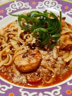 लहसुन प्रॉन्स और टमाटर स्पेगेटी (lehsun prawns aur tamatar spaghetti recipe in Hindi) रेसिपी मुख्य फोटो