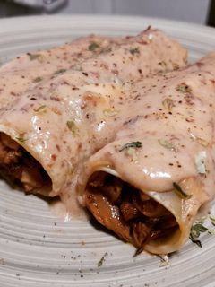 Una foto de Canelones de rovellons con bechamel de ciruelas pasas