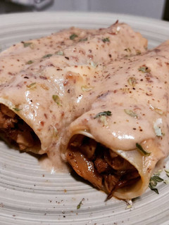 Una foto de Canelones de rovellons con bechamel de ciruelas pasas