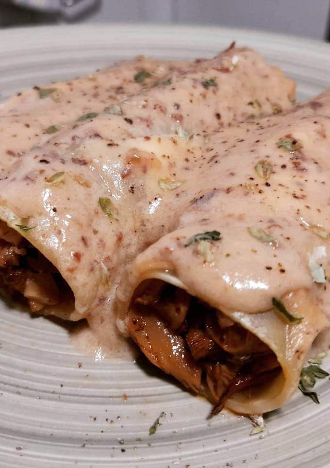 Una foto de Canelones de rovellons con bechamel de ciruelas pasas