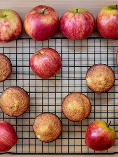 Una foto de Muffins/ Magdalenas harina integral con manzana 🧁 fácil, económica y con tips para principiantes 🍎