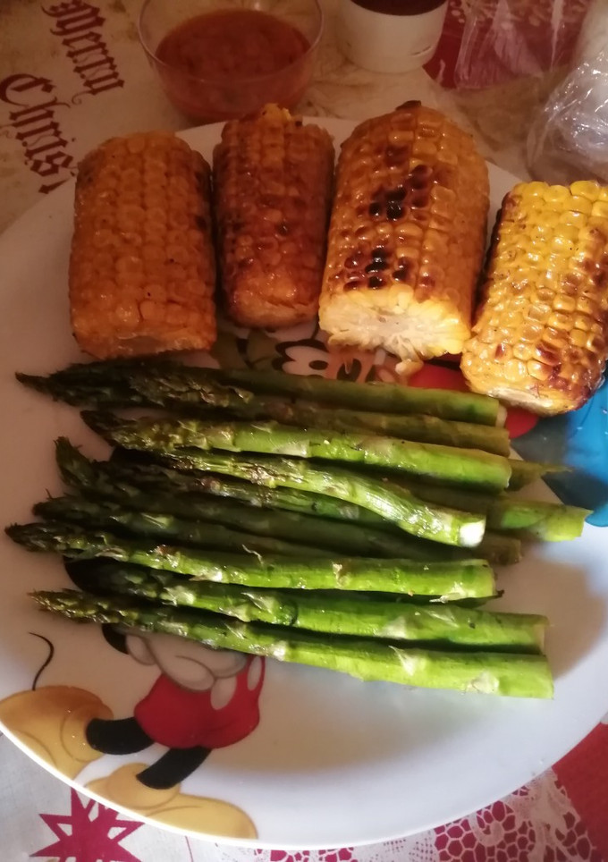 Una foto de Maíz y espárragos a la parrilla