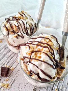 Una foto de Helado cremoso de yogur y mantequilla de cacahuete