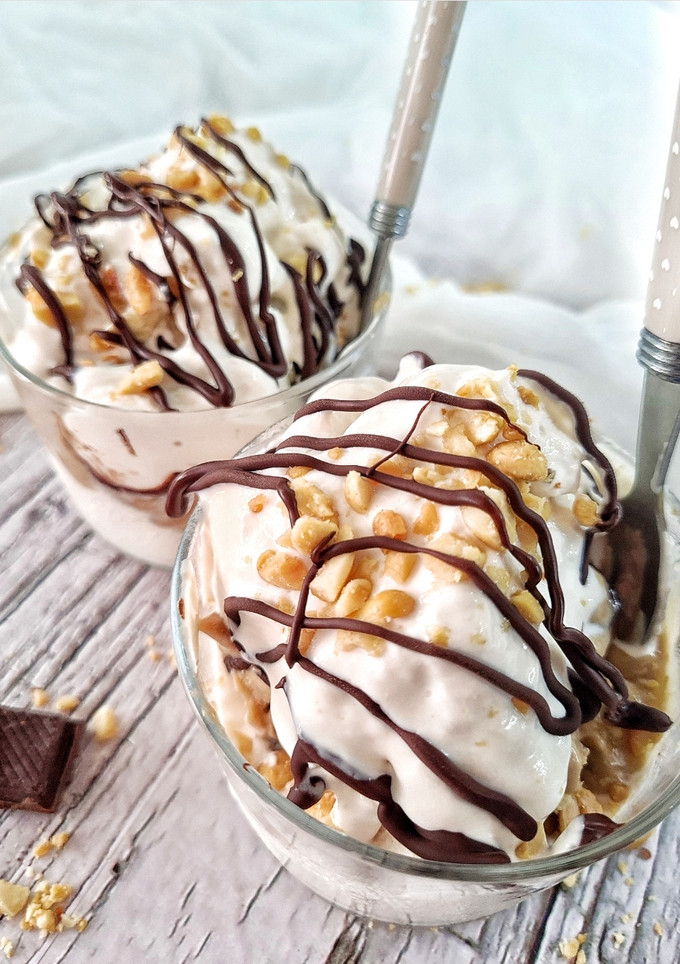Una foto de Helado cremoso de yogur y mantequilla de cacahuete