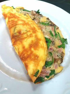 Foto principal de Omelette de champignones, jamón y acelga