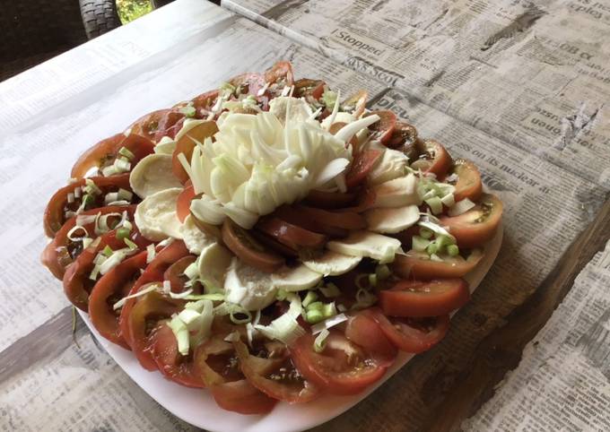 Salade de tomates noires, mozzarella di buffala et oignons nouveaux