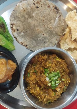 રીંગણ નો ઓળો (Ringan Oro Recipe In Gujarati) રેસીપી મુખ્ય ફોટો