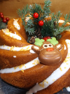 Una foto de Bundt cake navideño de clementinas con glaseado de rosas