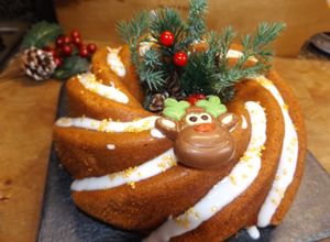 Una foto de Bundt cake navideño de clementinas con glaseado de rosas