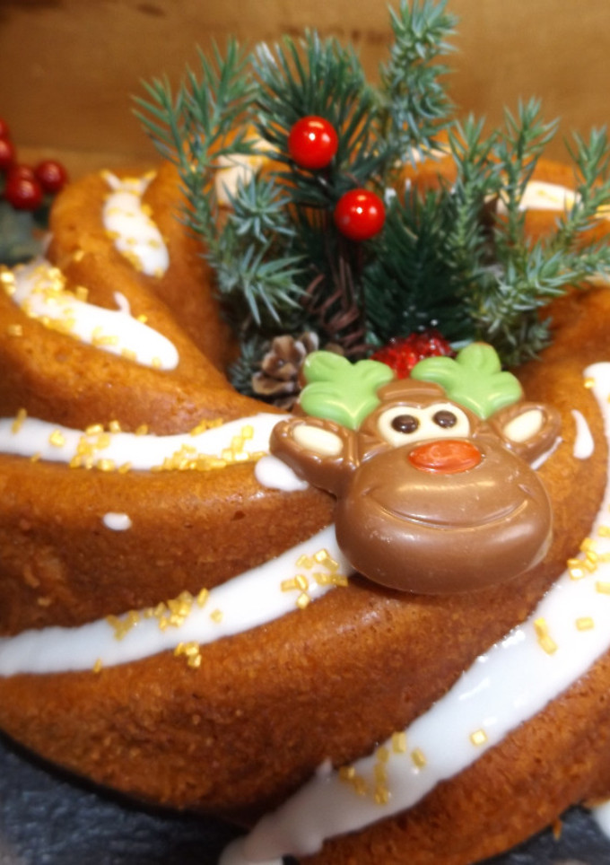 Una foto de Bundt cake navideño de clementinas con glaseado de rosas