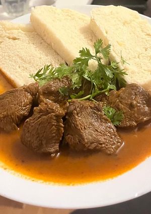 Hình của món Thịt bò sốt vang và bánh “knedlik”.
