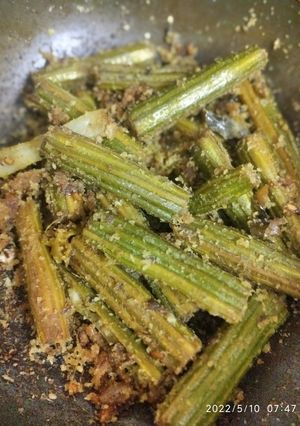 A picture of Moringa poriyal(drumstick fry).