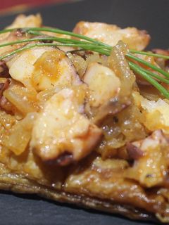 Una foto de Tosta de pulpo y cebolla caramelizada