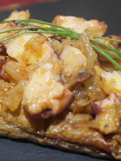 Una foto de Tosta de pulpo y cebolla caramelizada