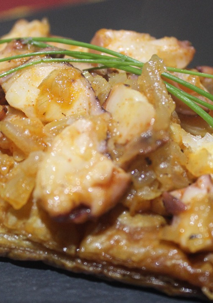 Una foto de Tosta de pulpo y cebolla caramelizada