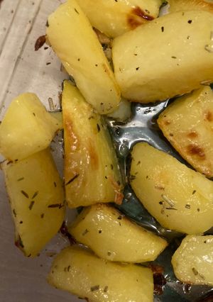 Une photo de Pommes de terre dorées au four à l’ail et aux herbes