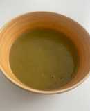 Crema de espárragos, patata y cebolla morada
