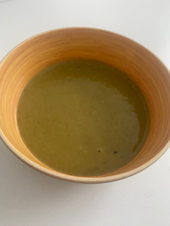 Una foto de Crema de espárragos, patata y cebolla morada