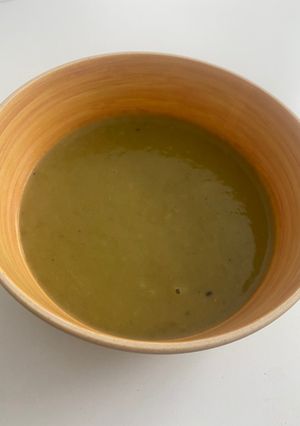 Una foto de Crema de espárragos, patata y cebolla morada