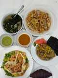 Cơm nhà với sashimi cá hồi ngâm tương, mực chiên, salad tôm, canh rong biển thịt băm