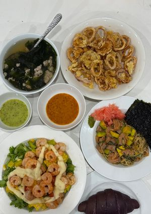 Hình của món Cơm nhà với sashimi cá hồi ngâm tương, mực chiên, salad tôm, canh rong biển thịt băm.