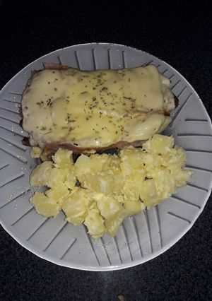Una foto de Churrasquito de cuadril a la napolitana, con ensalada de papas!!