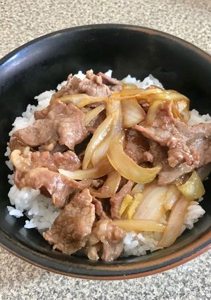 Una foto de Gyudon ~Tazón de Res Estilo Japonés~