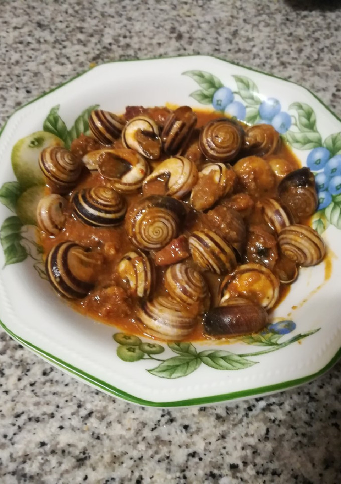 Una foto de Caracoles en salsa