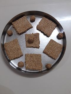 તલની ચીકી(Tal Chikki Recipe in Gujarati) રેસીપી મુખ્ય ફોટો
