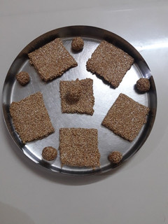 તલની ચીકી(Tal Chikki Recipe in Gujarati) રેસીપી મુખ્ય ફોટો