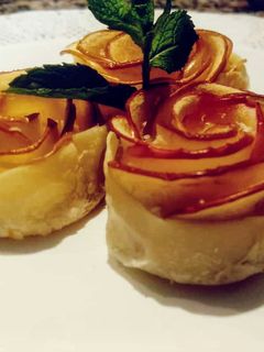 Una foto de Flores de manzana y hojaldre