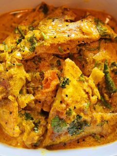 A picture of Pomfret Macher Shorshe Jhal or Fish in Mustard Gravy.