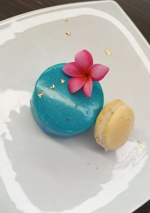 Una foto de Mousse de piloncillo con jelly de tejocote y guayaba🍮