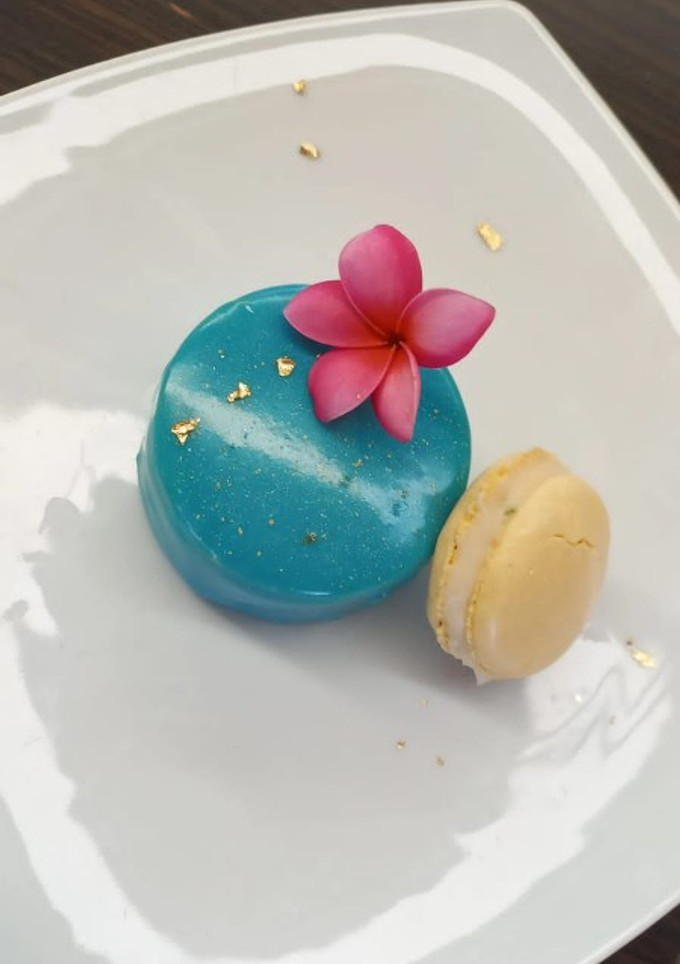 Una foto de Mousse de piloncillo con jelly de tejocote y guayaba🍮