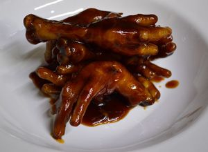 Una foto de Patas de pollo dulces 🤤 para chuparse los dedos