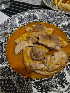 Una foto de Pollo en salsa