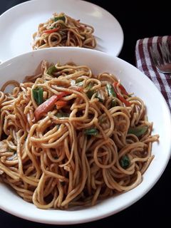ऑयल फ्री हक्का नूडल्स (Oil free hakka noodles recipe in hindi) रेसिपी मुख्य फोटो