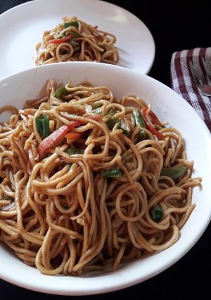 ऑयल फ्री हक्का नूडल्स (Oil free hakka noodles recipe in hindi) रेसिपी मुख्य फोटो
