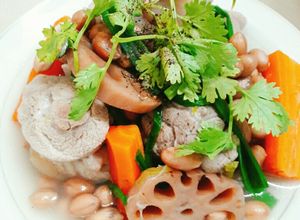 Hình của món Giò heo hầm củ sen đậu phộng.