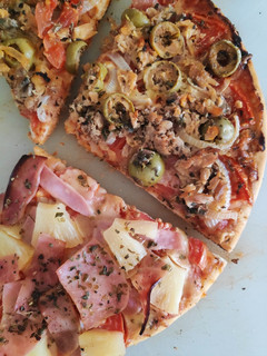 Una foto de Pizza hawaiana y pizza napolitana