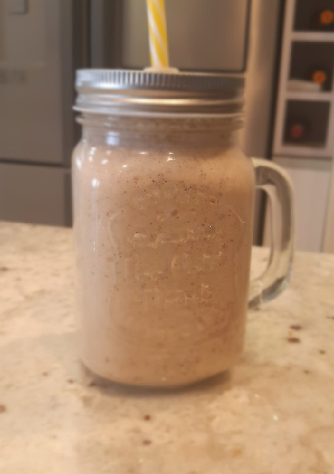 Una foto de Batido de manzana y galletas